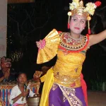 Musik Orkestra Tradisional - Liputan Foto Jurnalistik Berita Konser Musik Orkestra Tradisional Kontemporer: Harmoni Gamelan dan Instrumen Gesek Pukau Ribuan Penonton