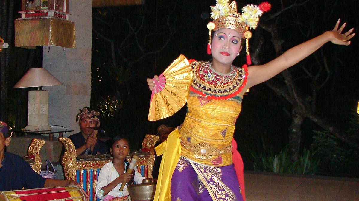 Musik Orkestra Tradisional - Liputan Foto Jurnalistik Berita Konser Musik Orkestra Tradisional Kontemporer: Harmoni Gamelan dan Instrumen Gesek Pukau Ribuan Penonton