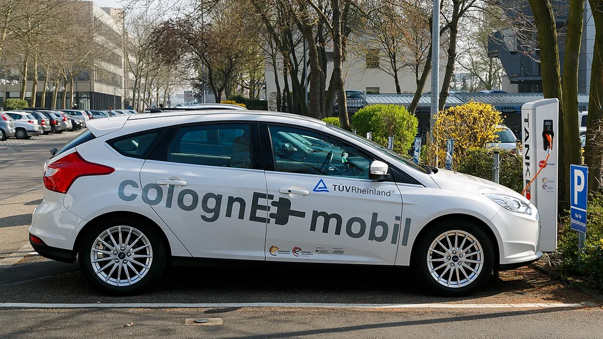 Peluncuran Mobil Listrik - Liputan Foto Jurnalistik Berita Peluncuran Mobil Listrik Kompak Terbaru di Indonesia: Jarak Tempuh 450 Km Harga Lebih Terjangkau